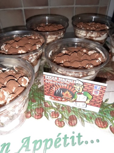 Desserts présentés en verrines avec une finition chocolatée.