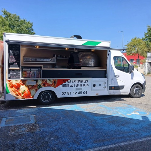 Vue du food truck Pizza Napoli blanc avec son comptoir ouvert.