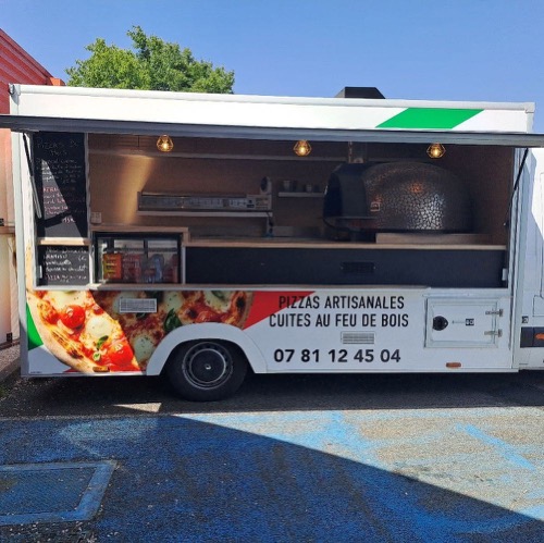 La façade du food truck Pizza Napoli et son four, vus depuis le comptoir.